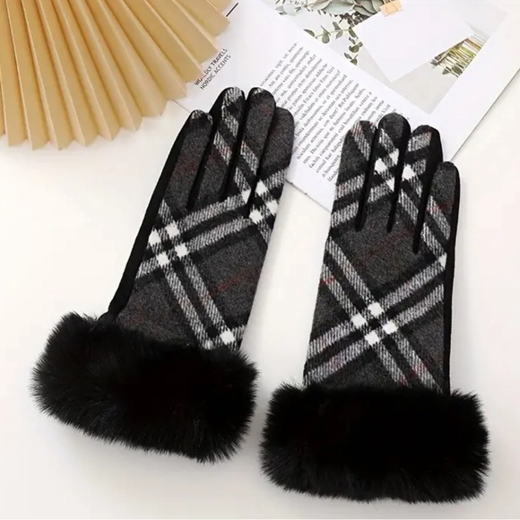 NEW Fleece Lined Plaid Gloves w Faux Fur Trim in Beige & Black. Touchscreen. - Picture 2 of 4